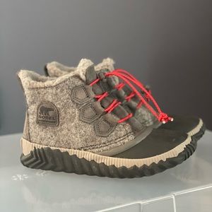 Kids SOREL out and about boots. Waterproof. Size 2. Barely worn.